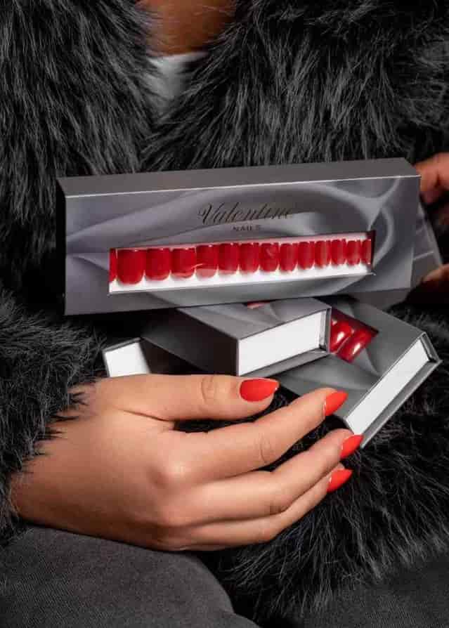 Les Couleurs des Faux Ongles : Une Tendance Saisonnière Indispensable