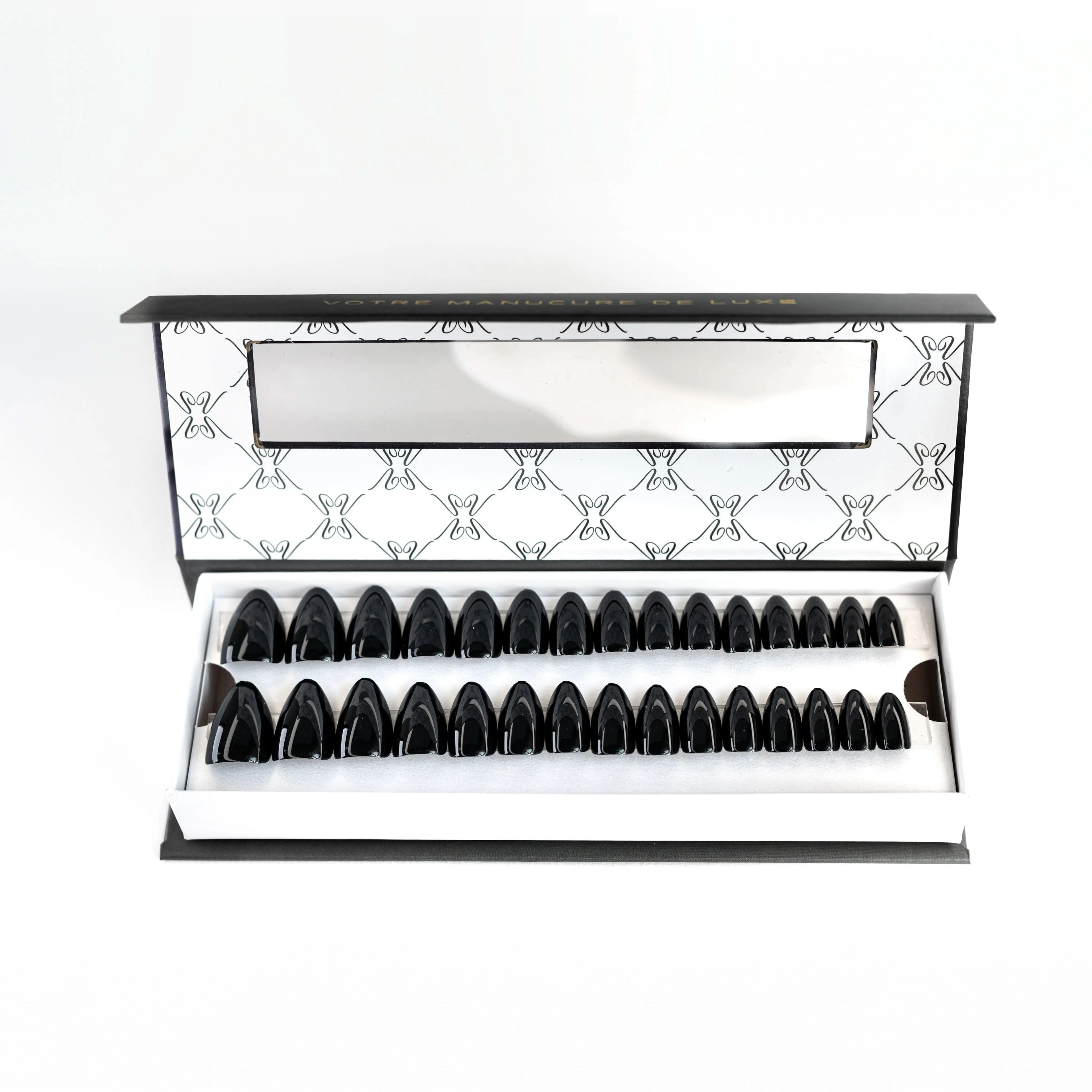 faux ongle noir brillant